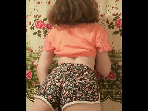 ❤️ Dhallaan yar oo sexy ah oo iska siibaysa surwaalka gaaban ee kamarada ️❌ anaga